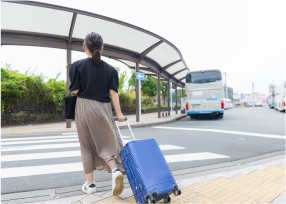 写真：駅から外へ出たら左側へ