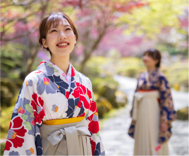 赤と紺色の花柄の着物姿の女性