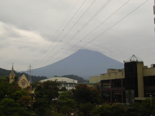 山梨県　温泉旅館　曇りの中の富士山