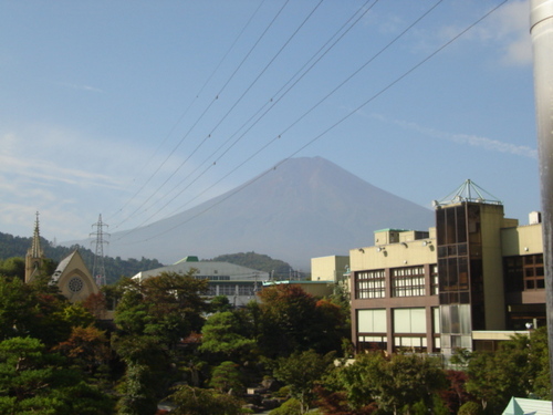 河口湖周辺　温泉宿　日本晴れの富士山