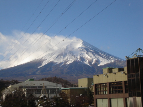 河口湖周辺　温泉宿　強い風に富士の雪も！！