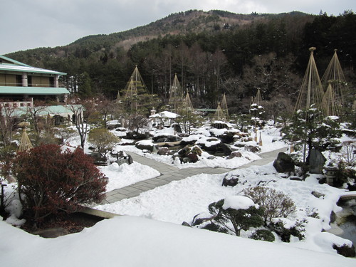 ラウンジからの庭園