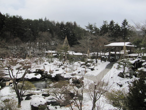 ロビーからの庭園