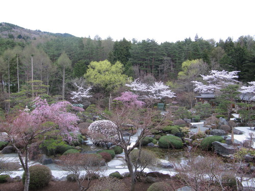 富士山温泉ホテル鐘山苑：庭園全景