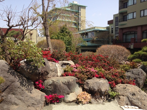 富士山温泉ホテル鐘山苑：庭園・ツツジ