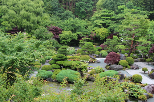 雨の日の庭園｜富士山温泉ホテル鐘山苑