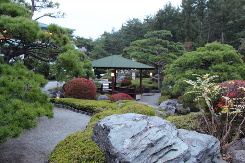 富士山温泉ホテル鐘山苑：庭園紅葉