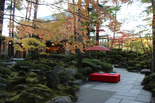 富士山温泉ホテル鐘山苑：庭園紅葉